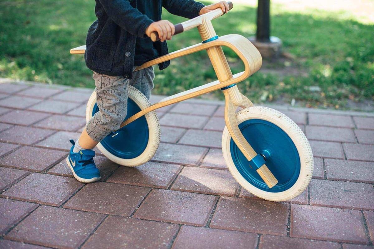 Mały drewniany rowerek biegowy